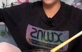 火爆传媒麻豆演员直播吃香蕉，网友直呼太有趣！