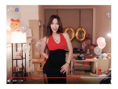 深V巨乳美女抖阴APP，带你体验前所未有的视觉盛宴！