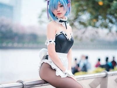 麻豆传媒电影周边：雷姆COSplay精美呈现，尽显角色魅力！
